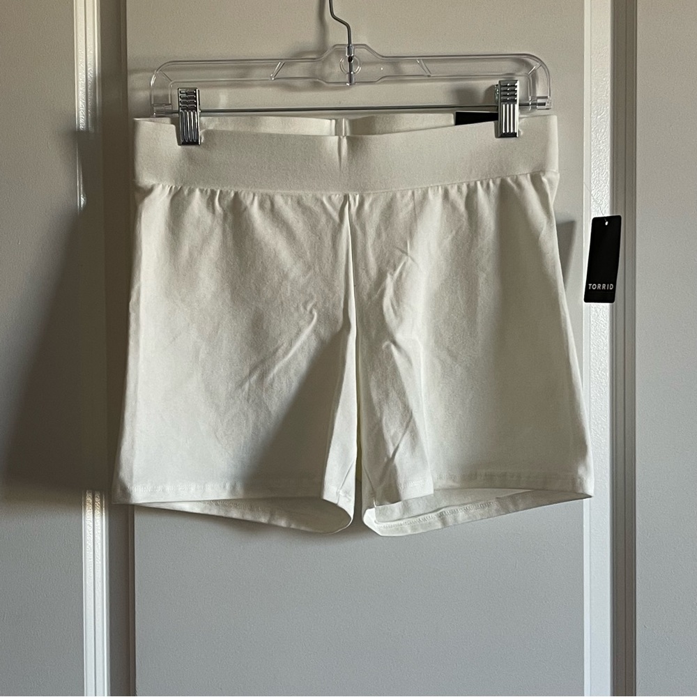 Torrid Off-White 5-Inch Bike Short, 0X NWT
